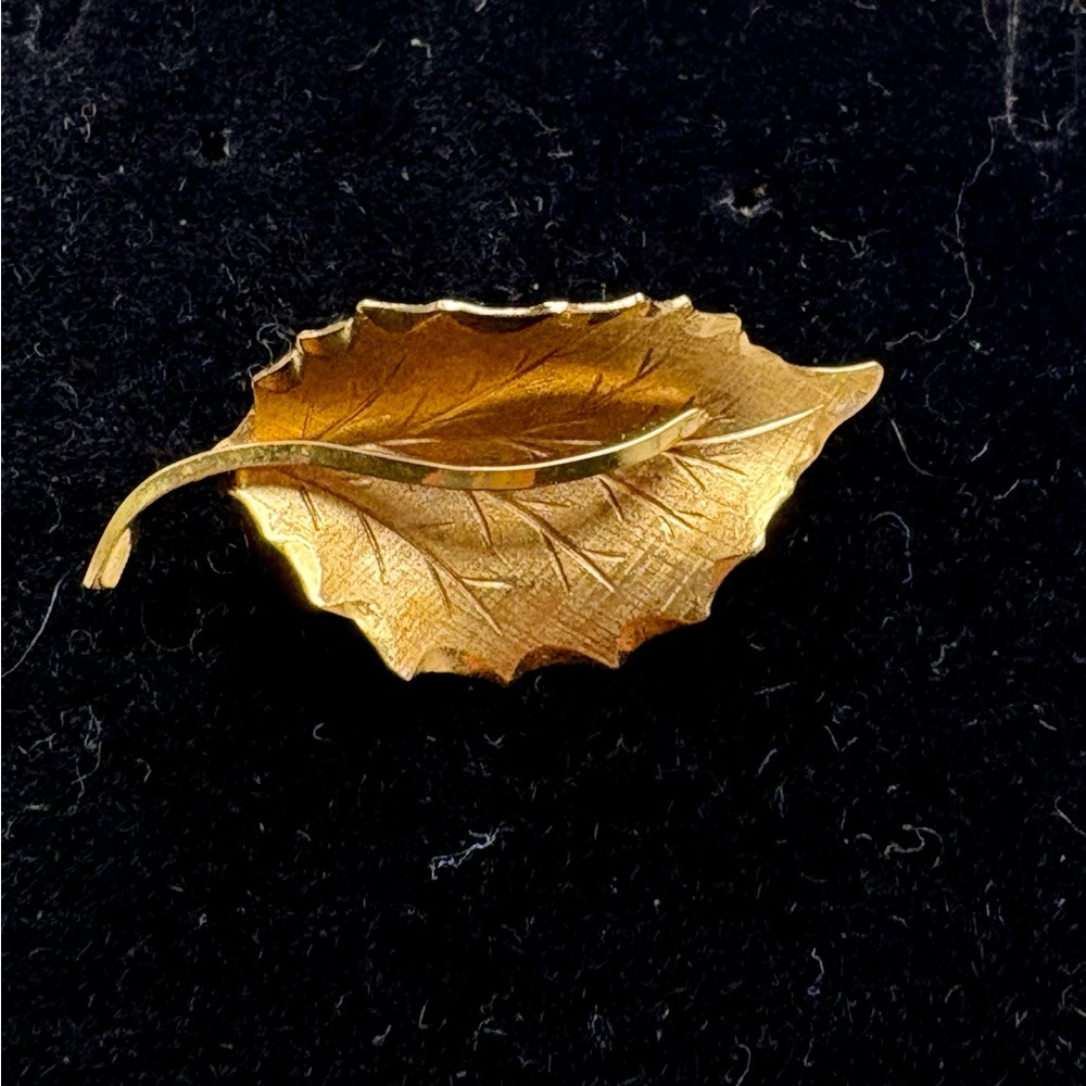 Vintage Signed WELLS Gold Filled Leaf Pin